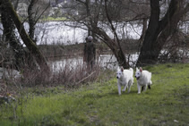 Keona & Coralie wer ist der erste im Wasser